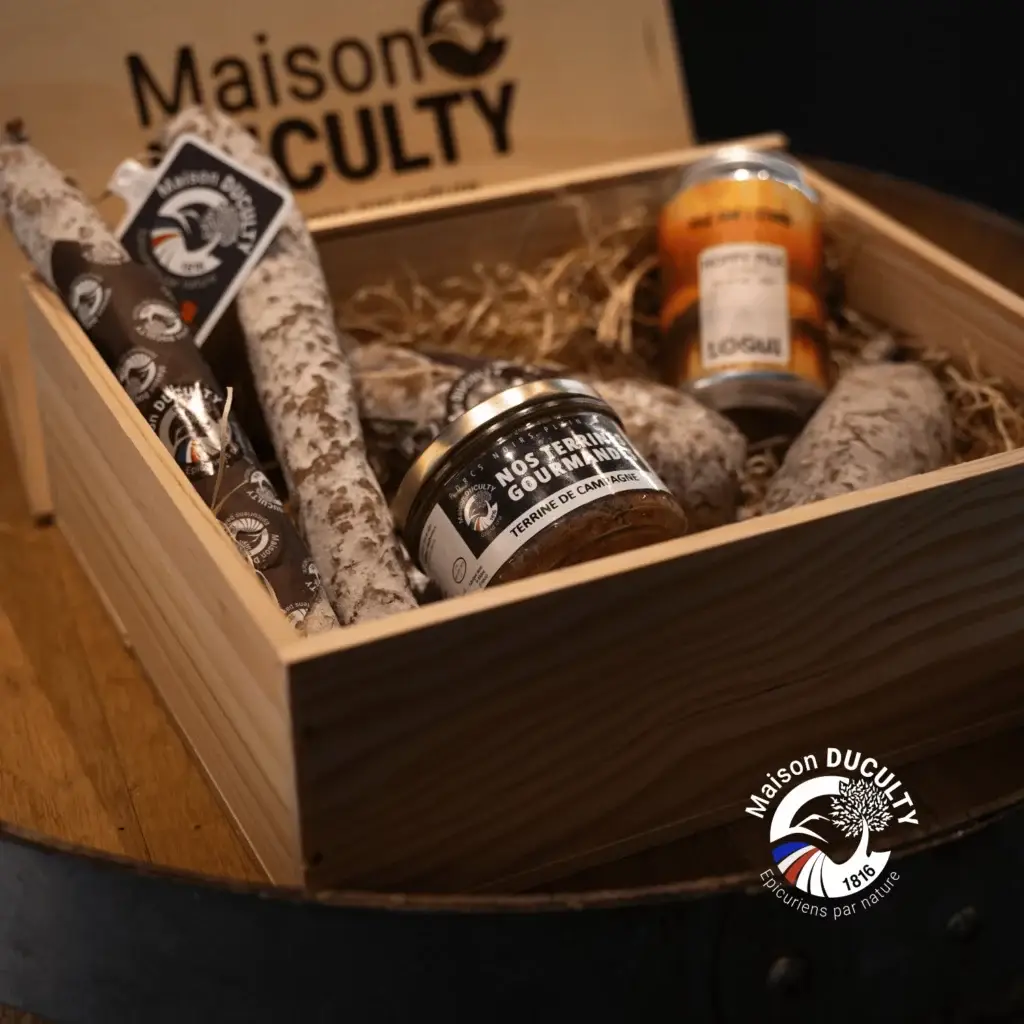 Coffret cadeau gourmand David Maison DUCULTY, contenant une canette de bière Loki, un saucisson sec, deux saucisses droites, un Jésus et une terrine de campagne.