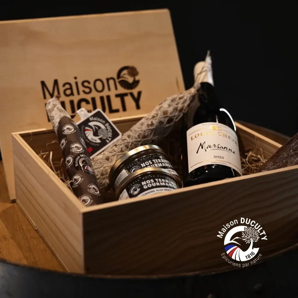 Coffret cadeau gourmand Gaëtan Maison DUCULTY, contenant un vin Marsanne, une saucisse sèche, une rosette, un filet mignon séché, une terrine de campagne et une terrine de campagne châtaigne.