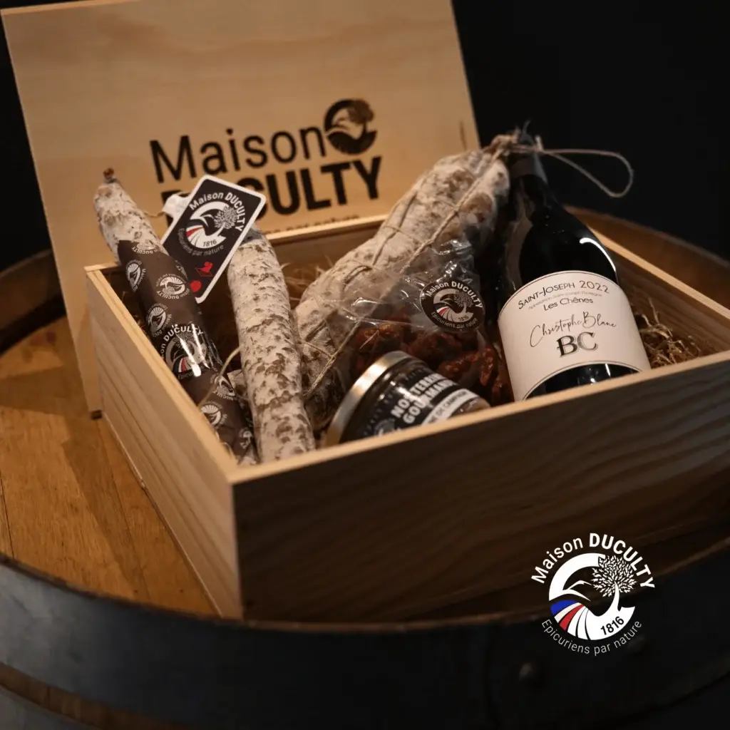 Coffret cadeau gourmand Louis Maison DUCULTY, contenant un vin Saint-Joseph rouge, deux saucisses droites, un Long Bridé, une terrine de campagne et des grignotons chorizo.