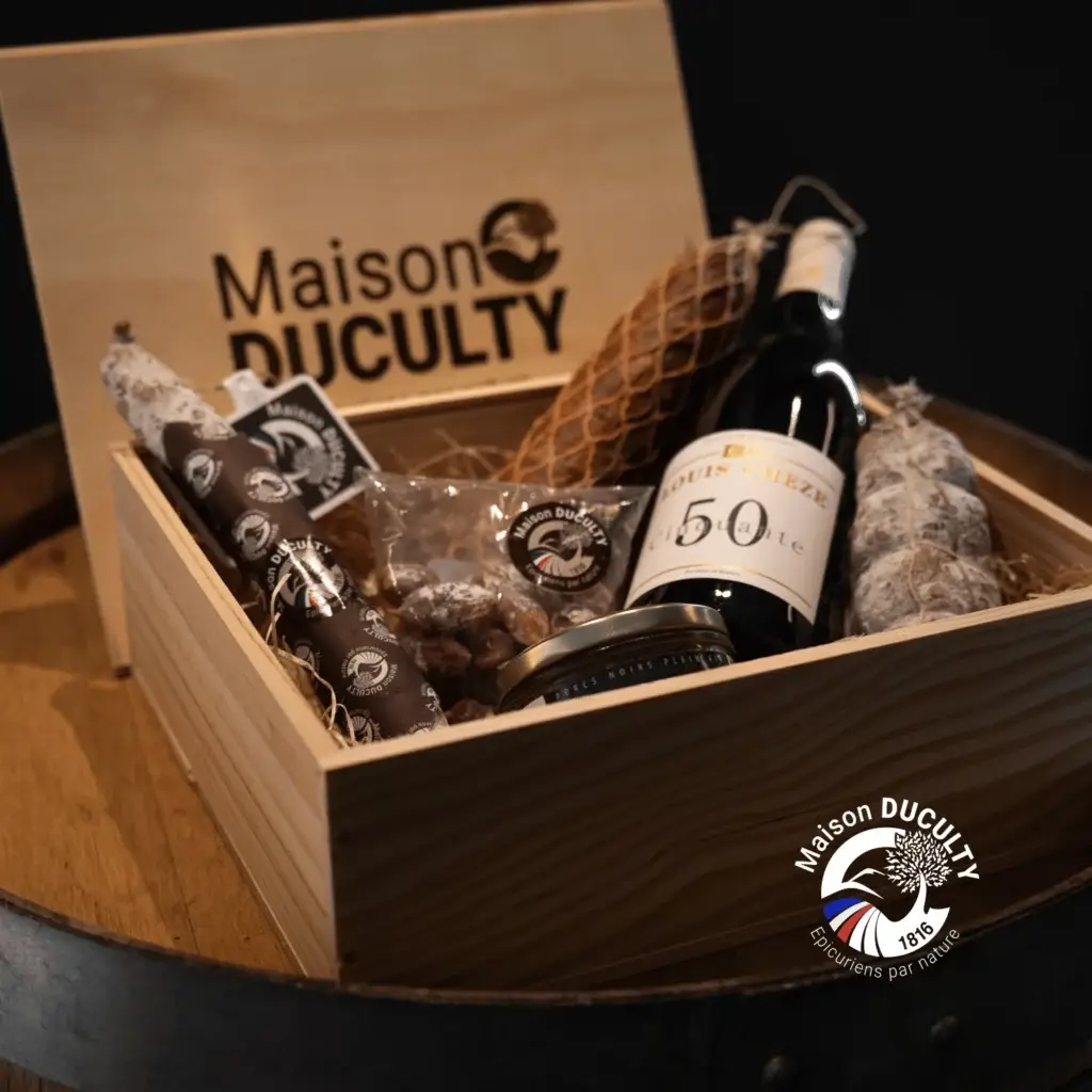 Coffret cadeau gourmand Olivier Maison DUCULTY, contenant un vin Syrah (Louis Cheze), une saucisse droite, un Jésus, une rosette Rubeus, une terrine de campagne et des grignotons nature.