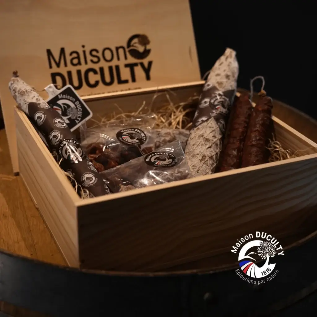 Coffret cadeau gourmand Stéphane Maison DUCULTY, contenant un assortiment de saucisson sec, saucisse droite, rosette, Rubeus courbe, grignotons nature et grignotons chorizo.