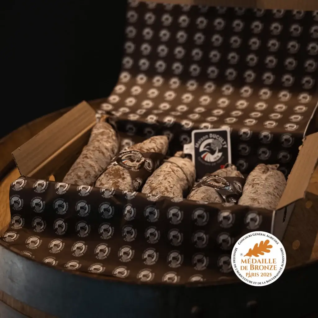 Saucibox Maison DUCULTY contenant 5 saucissons secs artisanaux, assortiment de charcuterie traditionnelle française
